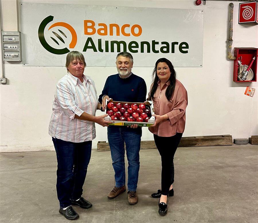 Monika Brigl (vicepresidente del Fondo di Solidarietà Rurale), Giovanni Vultaggio (direttore del Banco Alimentare Trentino Alto Adige) e Antonia Widmann (coordinatrice del Consorzio Mela Alto Adige)